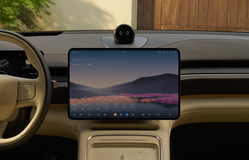 15.6" AMOLED Center Display